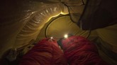 Kantong tidur Bellanger dan Lag pun dirancang khusus untuk menahan suhu serendah minus 60 derajat Celcius. (Olivier MORIN / AFP)