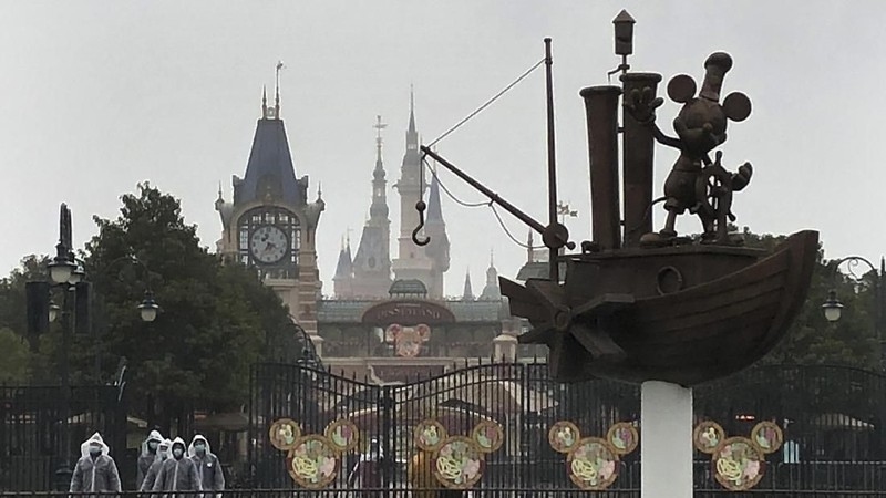 Melalui website, Disneyland Shanghai mengatakan kebijakan ini diambil sebagai langkah antisipasi.