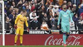 Babak kedua berjalan tiga menit Valencia berhasil menggetarkan gawang kiper Barcelona Marc-Andre ter Stegen setelah Jordi Alba melakukan gol bunuh diri saat ingin mengantisipasi tendangan Maxi Gomez. (AP Photo/Alberto Saiz)