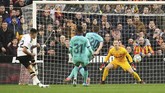 Valencia justru mampu menggandakan keunggulan 2-0 lewat gol Maxi Gomez pada menit ke-77. Gomez dengan dingin menaklukkan kiper Marc-Andre Ter Stegen. (AP Photo/Alberto Saiz)