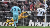 Kiper Barcelona Marc-Andre Ter Stegen melakukan penyelamatan luar biasa dengan memblok eksekusi penalti penyerang Valencia Maxi Gomez. Ter Stegen melakukan sejumlah penyelamatan penting di babak pertama. (JOSE JORDAN / AFP)
