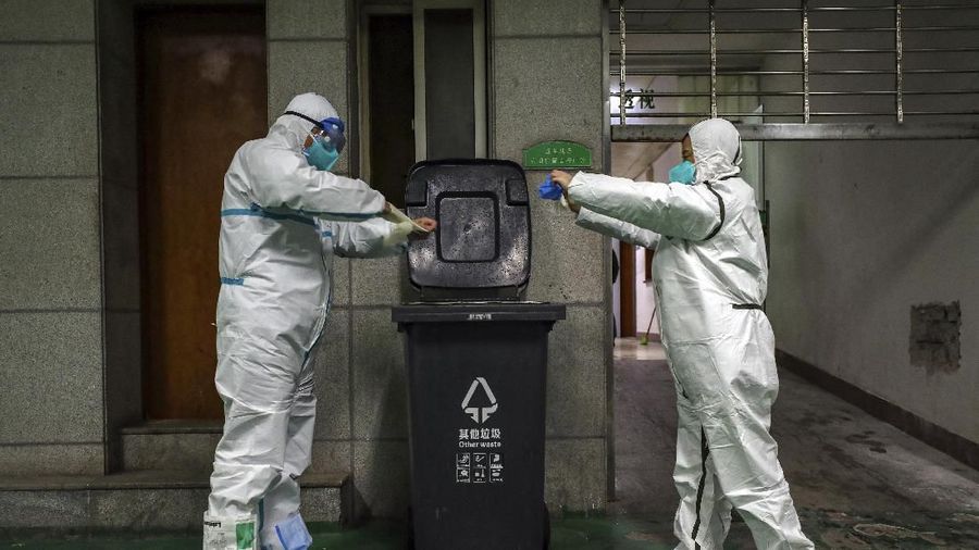 Sejumlah paramedis melakukan sejumlah pemeriksaan guna mencegah semakin meluasnya virus corona di Wuhan.
