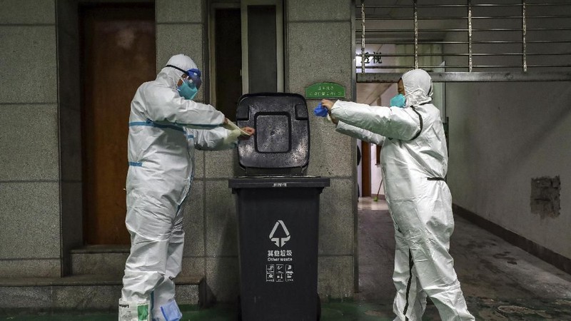 Sejumlah paramedis melakukan sejumlah pemeriksaan guna mencegah semakin meluasnya virus corona di Wuhan.