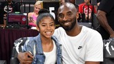 Kobe Bryant dan Gianna menyaksikan WNBA All-Star 2019 di Las Vegas, 27 Juli 2019. Kobe dan Gianna terakhir sering terlihat bersama menyaksikan pertandingan NBA sebelum meninggal. (Ethan Miller/Getty Images/AFP)
