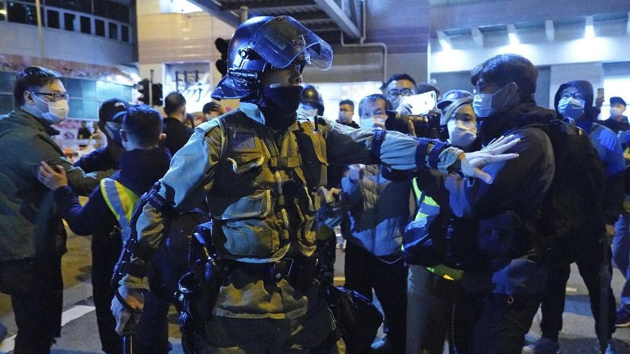 Warga Hong Kong menolak Fai Ming Estate dijadikan lokasi karantina corona. Penolakan berbuntut vandalisme, di mana massa melempar bangunan dengan molotov.