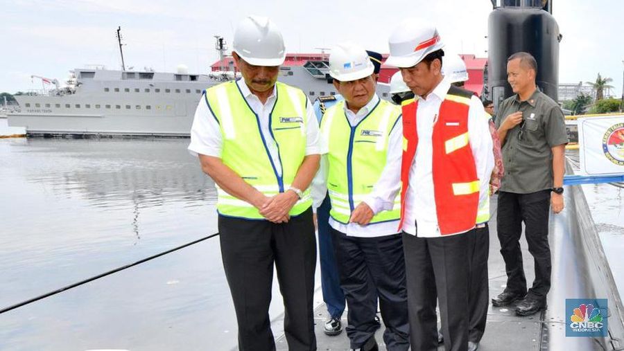 Jokowi bersama Luhut, Prabowo meninjau kapal selam KRI 405 Alugoro buatan Indonesia kerja sama dengan Korea Selatan (Korsel).