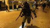 Pedemo melemparkan bom molotov ke zona karantina hingga merusak sejumlah area bangunan. (Philip FONG/AFP)