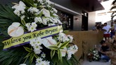 Karangan bunga di 'House of Kobe' sebuah lapangan basket di Valenzuela, Manila. Para fan meninggalkan karangan buntuk sebagai bentuk duka atas meninggalnya Kobe Bryant. (AP Photo/Aaron Favila)