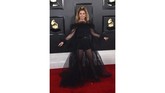 Penyanyi country Shania Twain tampil kaku dengan gaun tulle dan inner berupa jumpsuit pendek. (Photo by Jordan Strauss/Invision/AP)