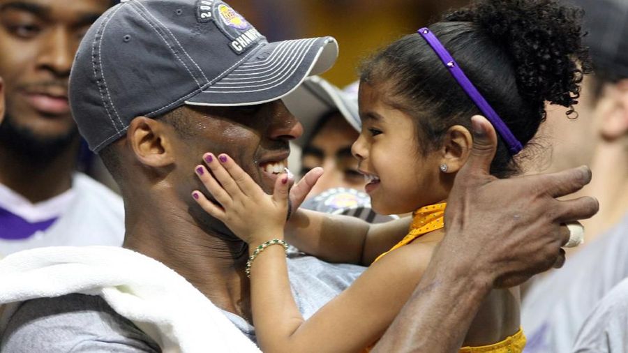 Helikopter naas itu jatuh sekitar 40 mil Barat Laut Los Angeles tengah saat hendak menuju Las Virgenes, menewaskan legenda basket Kobe Bryant dan putrinya. 