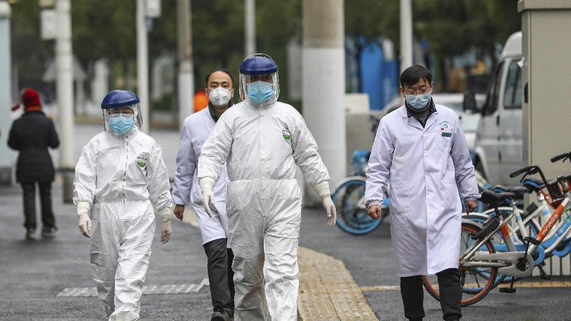 Sejumlah paramedis melakukan sejumlah pemeriksaan guna mencegah semakin meluasnya virus corona di Wuhan.