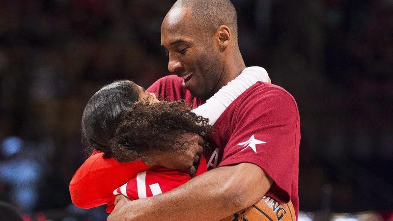 Helikopter naas itu jatuh sekitar 40 mil Barat Laut Los Angeles tengah saat hendak menuju Las Virgenes, menewaskan legenda basket Kobe Bryant dan putrinya. 