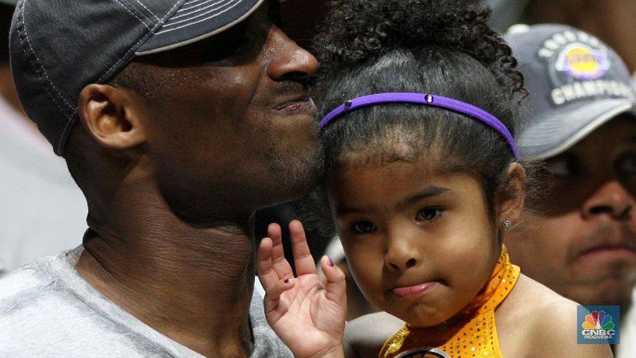 Helikopter naas itu jatuh sekitar 40 mil Barat Laut Los Angeles tengah saat hendak menuju Las Virgenes, menewaskan legenda basket Kobe Bryant dan putrinya. 