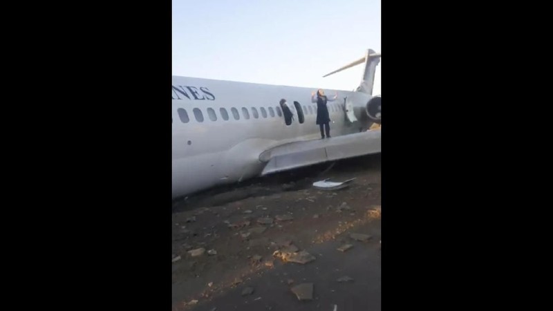 Sebuah pesawat penumpang Iran tergelincir dan keluar dari landasan pacu saat akan mendarat di kota Bandar-e Mahshahr, Senin (27/1/2020).