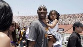 Kobe Bryant menggendong Gianna Maria-Onore. Gianna dan Kobe meninggal dalam sebuah kecelakaan helikopter di California, Minggu (26/1) pagi waktu setempat. (AP Photo/Jae C. Hong, file)