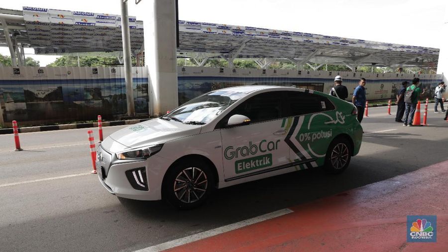 Menteri Perhubungan Budi Karya Sumadi menyatakan akan memesan 100 unit kendaraan listrik untuk digunakan oleh eselon I dan II sebagai kendaraan dinas.