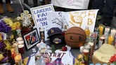 Karangan bunga dan ucapan duka mengalir untuk legenda NBA Kobe Bryant yang meninggal akibat kecelakaan helikopter di Staples Center, Los Angeles. (AP Photo/Michael Owen Baker)