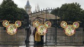 Penutupan Shanghai Disney Resort jelang pekan liburan Imlek tentu saja membuat suasana Tahun Baru China menjadi suram. (AP Photo/Fu Ting)
