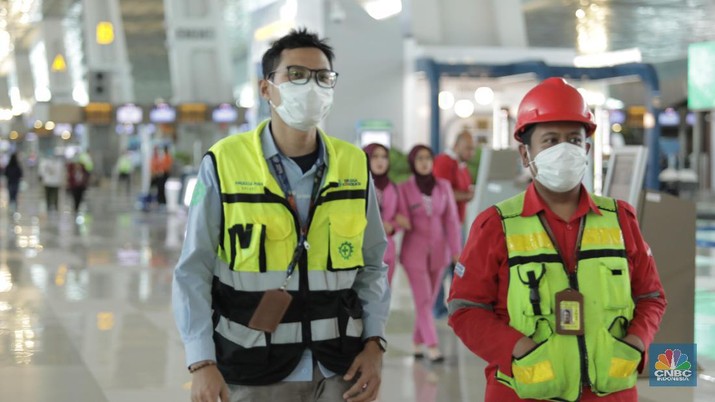 Memakai Masker, Antisipasi Masuknya Virus Corona ke Indonesia. (CNBC Indonesia/Tri Susilo) Memakai Masker, Antisipasi Masuknya Virus Corona ke Indonesia. (CNBC Indonesia/Tri Susilo)