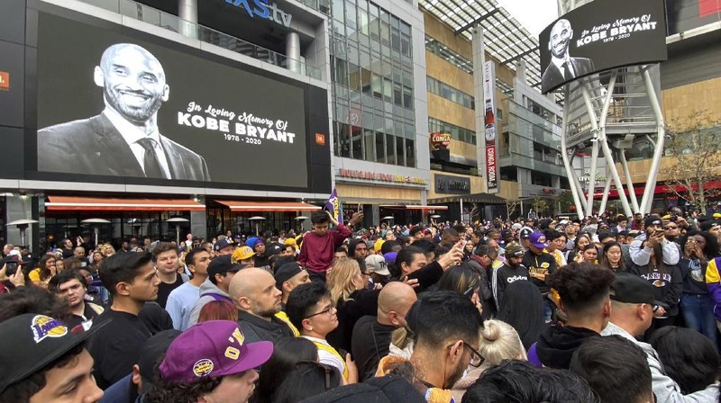 Fans membawa bunga dan topi, kaus dan memorabilia lainnya sebagai penghormatan kepada mantan bintang bola basket Los Angeles Lakers.