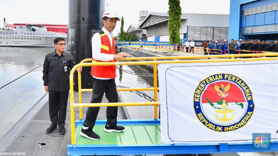 Presiden Jokowi meninjau galangan kapal perang PT PAL di Pelabuhan Tanjung Perak, Surabaya. (Dok Agus Suparto)