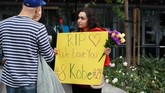 Salah seorang penggemar Kobe Bryant memegang kertas bertuliskan RIP (Rest in Peace) We Love You Kobe. (Rachel Luna/Getty Images/AFP)