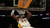 Kobe Bryant kemudian jadi tulang punggung utama Los Angeles Lakers setelah Shaquille O'Neal pergi. (Stephen Dunn/Getty Images/AFP)