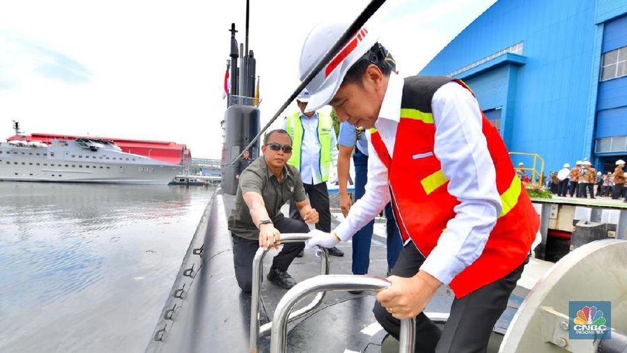 Jokowi bersama Luhut, Prabowo meninjau kapal selam KRI 405 Alugoro buatan Indonesia kerja sama dengan Korea Selatan (Korsel).