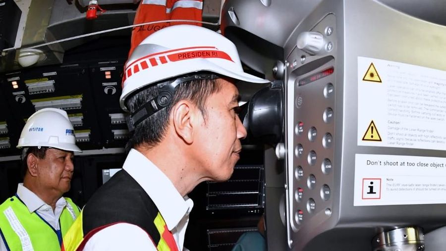 Presiden Jokowi terlihat gembira melihat capaian produksi kapal selam di dalam negeri.