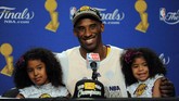Kobe Bryant didampingi putri pertamanya, Natalia (kiri), dan Gianna Bryant saat konferensi pers menjadi juara NBA 2010 dengan mengalahkan Boston Celtics. (Lisa Blumenfeld/Getty Images/AFP)