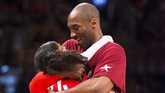 Kobe Bryant memeluk Gianna dalam pemanasan jelang NBA All-Star Game 2016 di Toronto, Kanada. Gianna meninggal di usia 13. (Mark Blinch/The Canadian Press via AP)