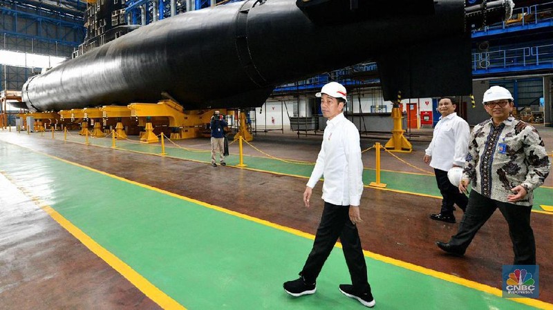 Jokowi bersama Luhut, Prabowo meninjau kapal selam KRI 405 Alugoro buatan Indonesia kerja sama dengan Korea Selatan (Korsel).