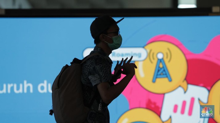 Memakai Masker, Antisipasi Masuknya Virus Corona ke Indonesia. (CNBC Indonesia/Tri Susilo)
