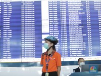 Penampakan Bandara Soekarno-Hatta yang Penuh Orang Bermasker