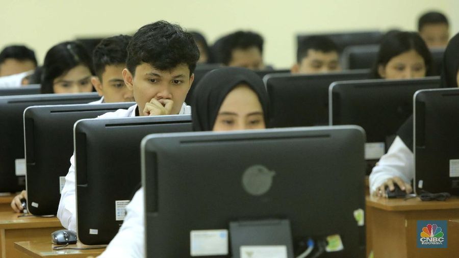Peserta mengikuti ujian Seleksi Kompetensi Dasar (SKD) Calon Pegawai Negeri Sipil (CPNS) 2019 mulai digelar secara serentak di sejumlah titik lokasi salah satunya di Kantor Regional V Badan Kepegawaian Negara Jakarta, Senin, 27 Januari 2020.  Ini merupakan rangkaian tes untuk tahun anggaran 2019 yang ini akan dilakukan hingga Februari 2020. Plt Kepala Biro Hubungan Masyarakat BKN, Paryono menjelaskan sebanyak 3.364.868 peserta yang mengikuti seleksi kompetensi dasar (SKD) dari yang mendaftar sebanyak 4.433.029 orang. Adapun pelaksanaan SKD akan terbagi ke maksimal lima sesi per hari, dan setiap sesi berlangsung selama 90 menit.  (CNBC Indonesia/Muhammad Sabki)