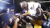 Foto 13 April 2016 ini menunjukkan Kobe Bryant melakukan tos dengan Gianna saat melawan Utah Jazz. Ini adalah pertandingan terakhir Kobe di NBA sebelum pensiun. (AP Photo/Jae C. Hong, file)