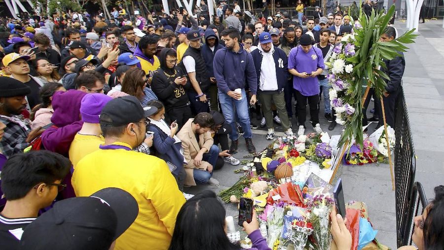 Fans membawa bunga dan topi, kaus dan memorabilia lainnya sebagai penghormatan kepada mantan bintang bola basket Los Angeles Lakers.