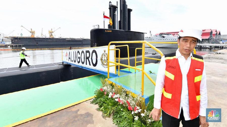 Jokowi bersama Luhut, Prabowo meninjau kapal selam KRI 405 Alugoro buatan Indonesia kerja sama dengan Korea Selatan (Korsel).