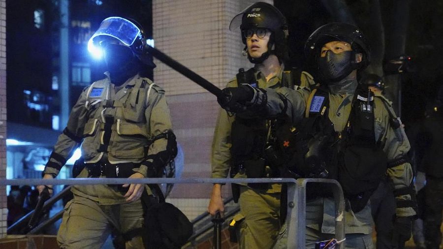 Warga Hong Kong menolak Fai Ming Estate dijadikan lokasi karantina corona. Penolakan berbuntut vandalisme, di mana massa melempar bangunan dengan molotov.