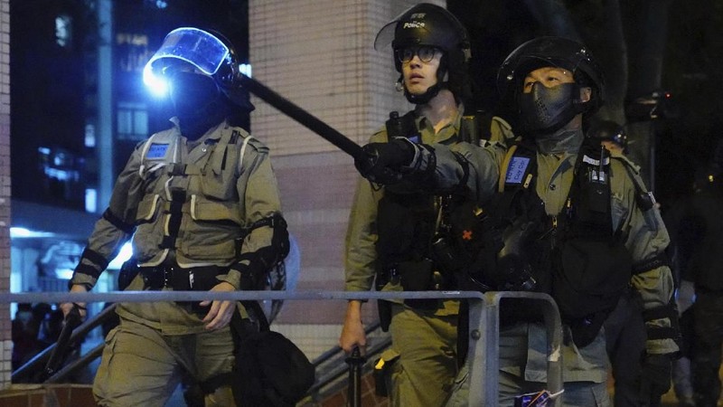 Warga Hong Kong menolak Fai Ming Estate dijadikan lokasi karantina corona. Penolakan berbuntut vandalisme, di mana massa melempar bangunan dengan molotov.