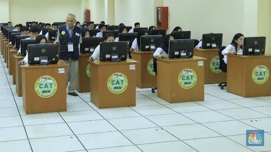 Peserta mengikuti ujian Seleksi Kompetensi Dasar (SKD) Calon Pegawai Negeri Sipil (CPNS) 2019 mulai digelar secara serentak di sejumlah titik lokasi salah satunya di Kantor Regional V Badan Kepegawaian Negara Jakarta, Senin, 27 Januari 2020.  Ini merupakan rangkaian tes untuk tahun anggaran 2019 yang ini akan dilakukan hingga Februari 2020. Plt Kepala Biro Hubungan Masyarakat BKN, Paryono menjelaskan sebanyak 3.364.868 peserta yang mengikuti seleksi kompetensi dasar (SKD) dari yang mendaftar sebanyak 4.433.029 orang. Adapun pelaksanaan SKD akan terbagi ke maksimal lima sesi per hari, dan setiap sesi berlangsung selama 90 menit.  (CNBC Indonesia/Muhammad Sabki)