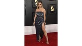 Monokrom bukan berarti membosankan. Penyanyi JoJo tampil menawan dengan slit dress abu-abu. Bahan velvet membuat gaun apik memantulkan cahaya. (Photo by Jordan Strauss/Invision/AP)
