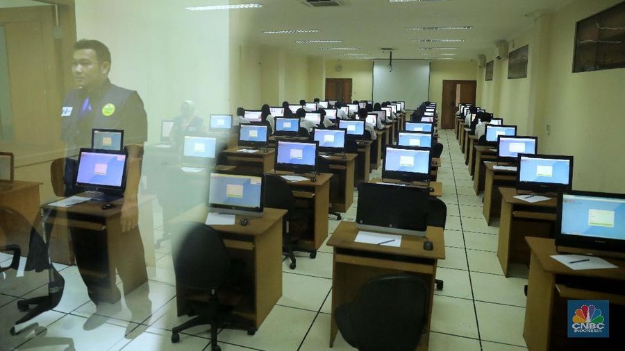 Peserta mengikuti ujian Seleksi Kompetensi Dasar (SKD) Calon Pegawai Negeri Sipil (CPNS) 2019 mulai digelar secara serentak di sejumlah titik lokasi salah satunya di Kantor Regional V Badan Kepegawaian Negara Jakarta, Senin, 27 Januari 2020.  Ini merupakan rangkaian tes untuk tahun anggaran 2019 yang ini akan dilakukan hingga Februari 2020. Plt Kepala Biro Hubungan Masyarakat BKN, Paryono menjelaskan sebanyak 3.364.868 peserta yang mengikuti seleksi kompetensi dasar (SKD) dari yang mendaftar sebanyak 4.433.029 orang. Adapun pelaksanaan SKD akan terbagi ke maksimal lima sesi per hari, dan setiap sesi berlangsung selama 90 menit.  (CNBC Indonesia/Muhammad Sabki)