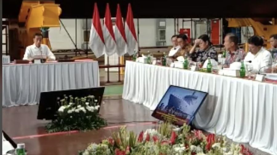 Jokowi menggelar ratas di galangan kapal PT PAL Indonesia, Surabaya.