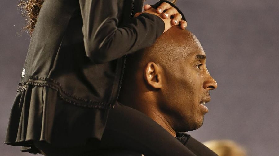 Helikopter naas itu jatuh sekitar 40 mil Barat Laut Los Angeles tengah saat hendak menuju Las Virgenes, menewaskan legenda basket Kobe Bryant dan putrinya. 
