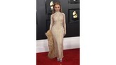 Nikita Dragun mungkin bisa diberi predikat busana paling berani di Grammy Awards 2020. Detail berupa mutiara aneka ukuran cukup menutup tubuh mulai dari leher hingga mata kaki. (Photo by Jordan Strauss/Invision/AP)