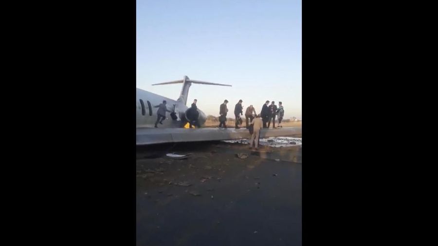 Sebuah pesawat penumpang Iran tergelincir dan keluar dari landasan pacu saat akan mendarat di kota Bandar-e Mahshahr, Senin (27/1/2020).