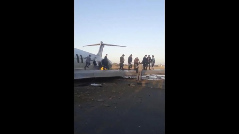 Sebuah pesawat penumpang Iran tergelincir dan keluar dari landasan pacu saat akan mendarat di kota Bandar-e Mahshahr, Senin (27/1/2020).