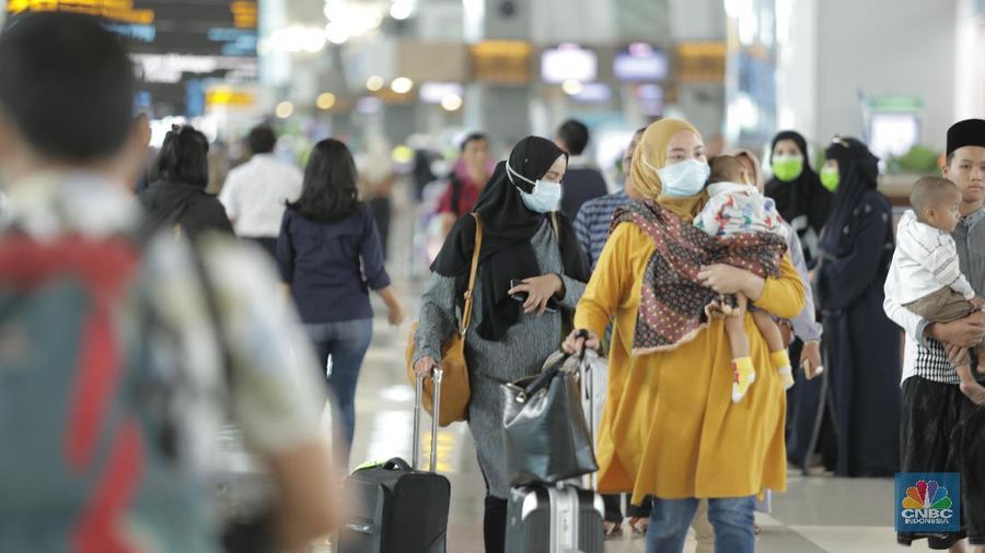 Memakai Masker, Antisipasi Masuknya Virus Corona ke Indonesia. (վ/Tri Susilo)