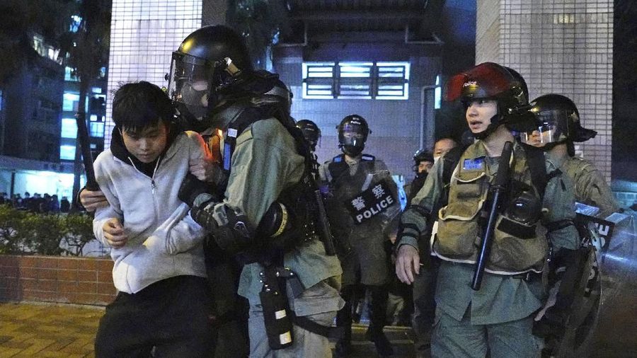 Warga Hong Kong menolak Fai Ming Estate dijadikan lokasi karantina corona. Penolakan berbuntut vandalisme, di mana massa melempar bangunan dengan molotov.